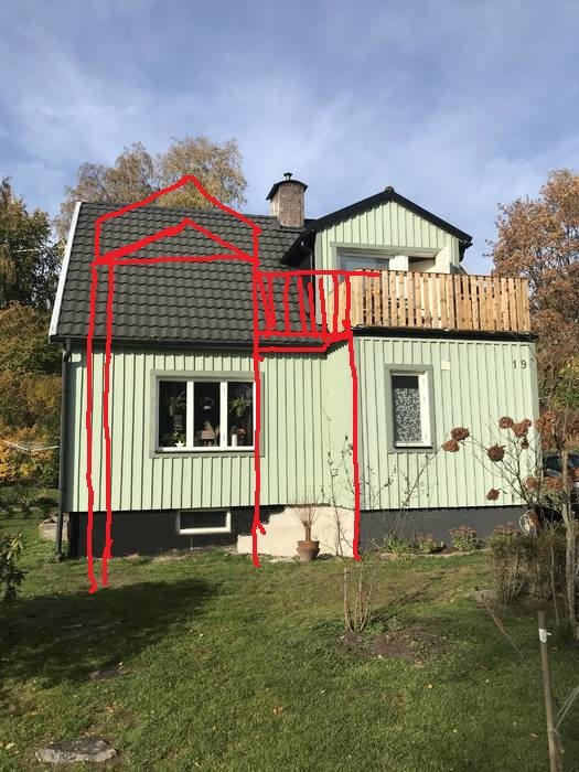 Hus med markeringar för föreslagen ombyggnad, inklusive utökad nockhöjd och breddad balkong.