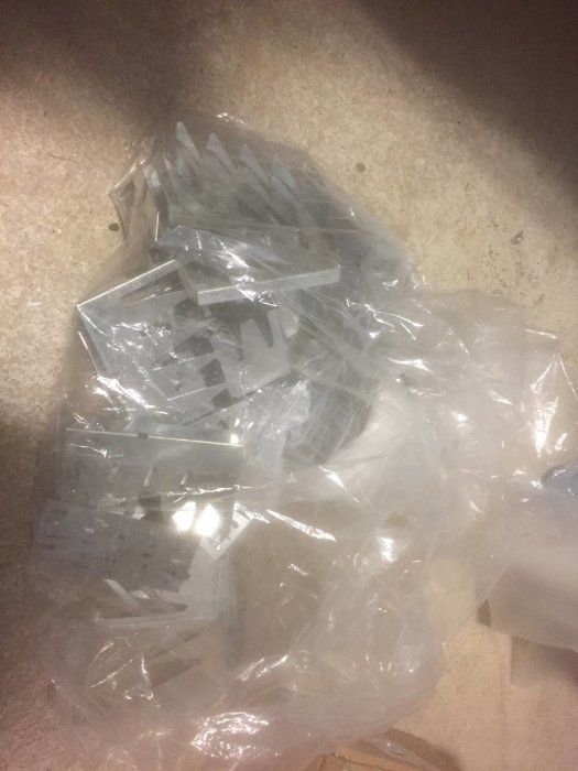 Överskott av spikplåtar och skarvplåtar för cellplastgrund, delvis inplastade.