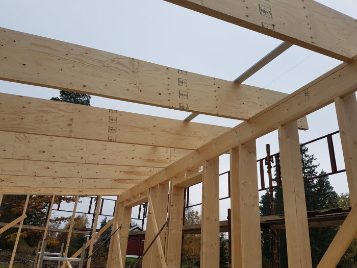 Stomkonstruktion av träreglar och Kerto-balkar för andra våningen på en byggarbetsplats.