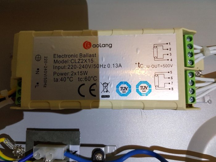 Bild på en elektronisk ballast modell CL2ZX15 med specifikationer och kabelanslutningar synliga för T8 lysrör.