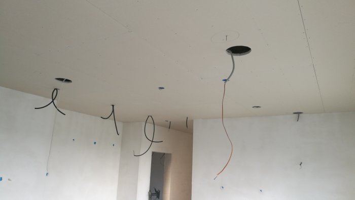 Installation av takhögtalare i nybygge med osynliga kablar och högtalare monterade i taket.