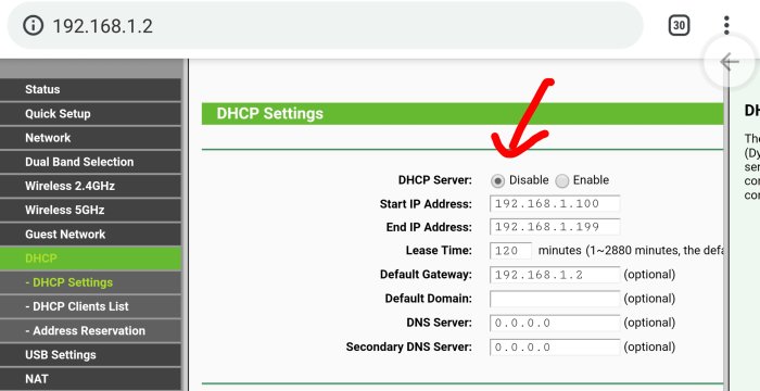 Skärmbild av routergränssnittet med DHCP-inställningar och en röd pil som pekar på inaktiveringsalternativet.