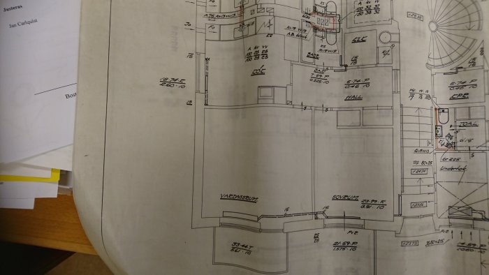 Teknisk ritning av ett värmesystem med måttangivelser och markeringar för radiatorer och rör.