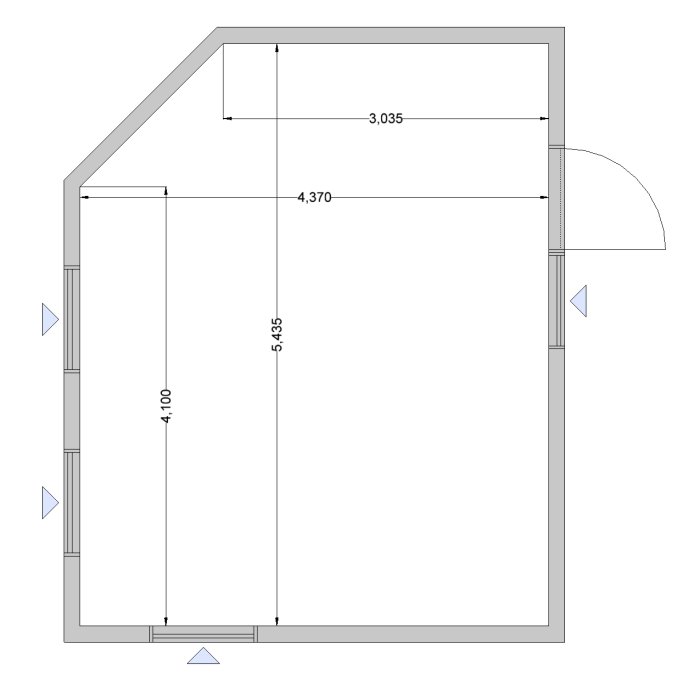 Ritning av en verkstadsbod med angivna mått och entré, planering för snickerimaskiner och eldragning.