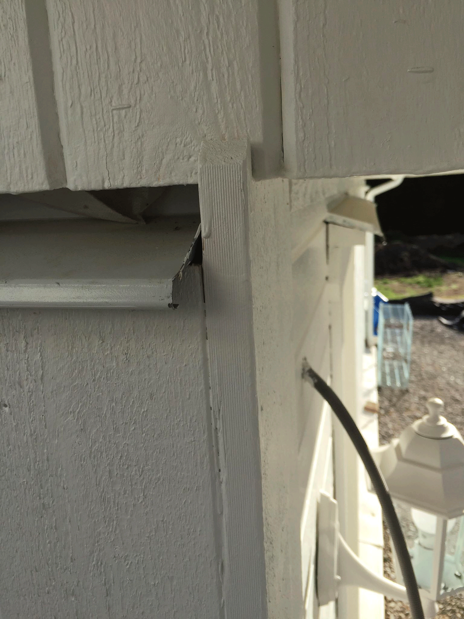 Ett för kort droppbleck vid ett husutsprång som behöver förlängas enligt inläggskommentaren.