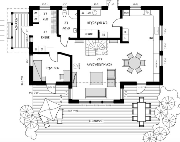 Ritning av en villa med ändringar för eget badrum och extra förvaring vid entrén, inkluderar möblemang och layout.