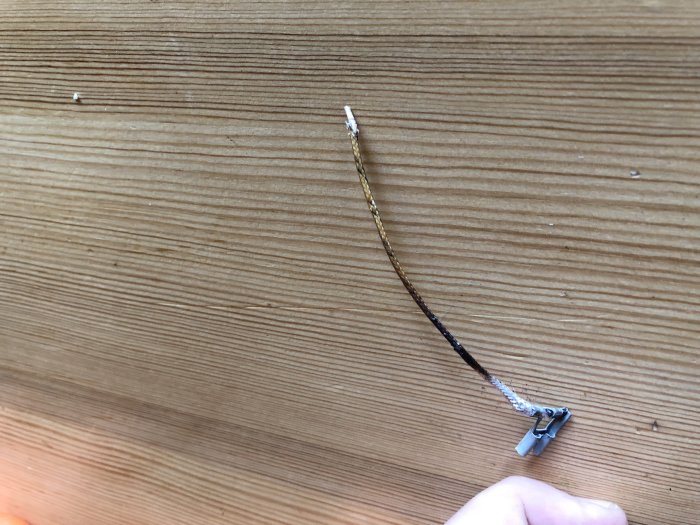 Alternativ text: Bränd elektrisk kabel till spishäll som tagits bort från apparaten.