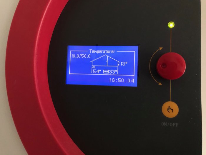 Display av värmepump som visar temperaturkurva med inställda värden och aktuell ute- och vattentemperatur.