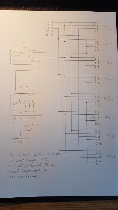 Handritad elektrisk kopplingsschema för golvvärme med anteckningar.