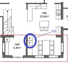 Ritning av en husplan med markerad föreslagen placering av kyl och frys i köket.