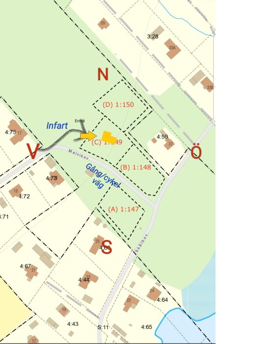 Kartbild över tomt med markerad infart, byggnader och kompassriktning för planering av husplacering.