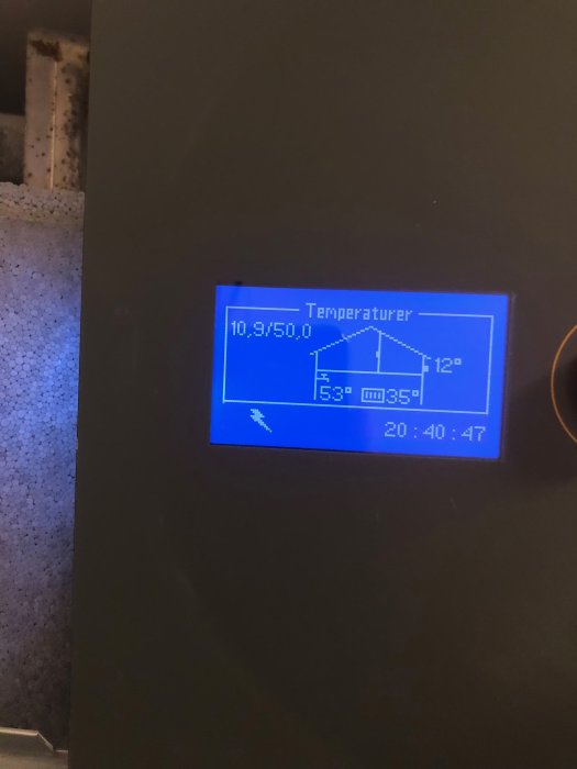 Digital termostat visar temperaturgrafen med utgående temperatur på 35 grader Celsius.