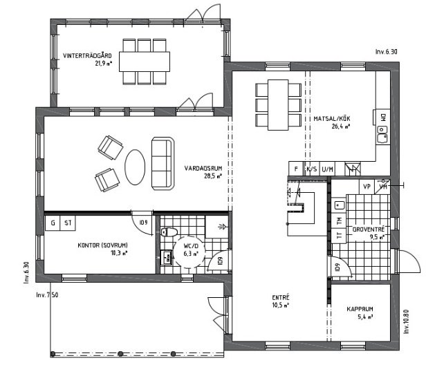 Planlösning av ett stort hus med entré på långsidan, vardagsrum, kontor, matplats och sovrum.