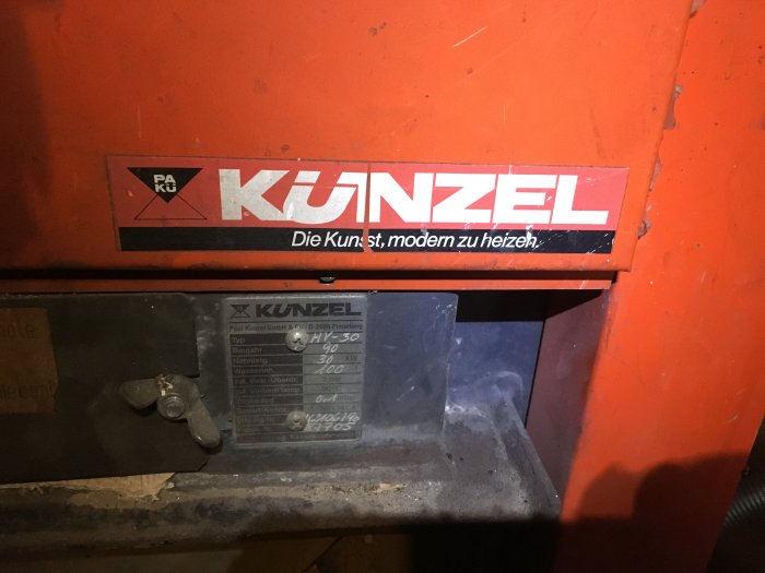En Künzel-panna med tydlig logotyp och en informationstavla med modellnummer och tekniska specifikationer.