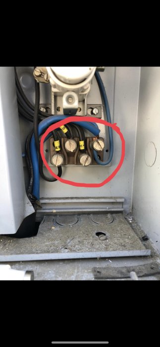 Skadad elektrisk plint markerad med rött i elskåp med anslutna kablar och övriga kopplingar.
