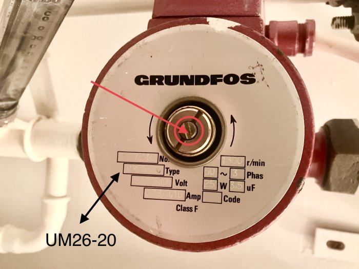 Cirkulationspump märkt GRUNDFOS med vattenläckage från centrumskruven.