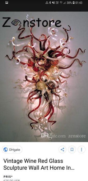 Abstrakt väggskulptur i glas med vinröda och guldiga former som alternativ tavla för trappavsats.