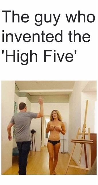 Två personer ger varandra en "high five" i en korridor med en staffli i bakgrunden.