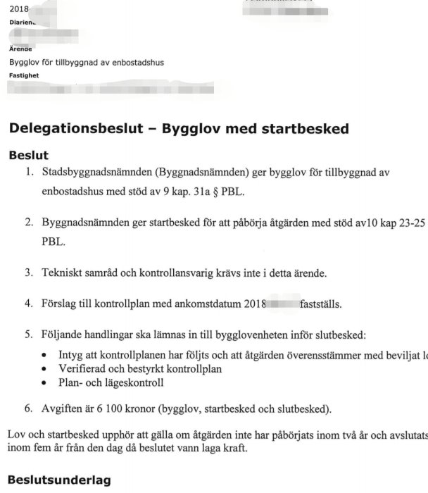 Dokument med beslut om bygglov för tillbyggnad av enbostadshus, regler och avgifter listade.