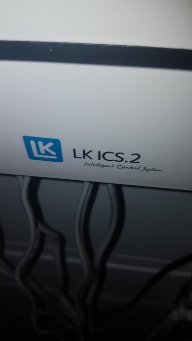 Styrenhet märkt LK ICS.2, Intelligent Control System, med sladdar under.
