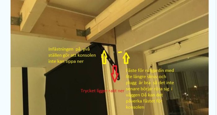 Inredningsdetaljbild som visar hur en svart konsol är korrekt fastsatt i ett innertak för att förhindra rörelse eller tippning.