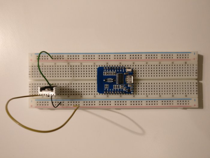 Elektronikkomponenter monterade på en breadboard för en alfa-version av ett byggprojekt.