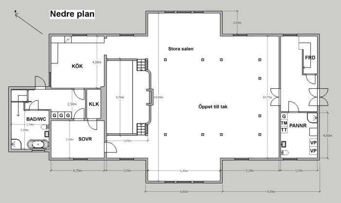 Översiktlig ritning av nedre plan för en byggnad med kök, badrum och stor sal, ännu ej helt fastställd.