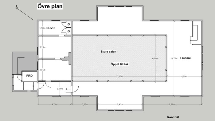 Ritning av övre plan med mått, innehållande sovrum, stora salen, läktare och övriga rum.