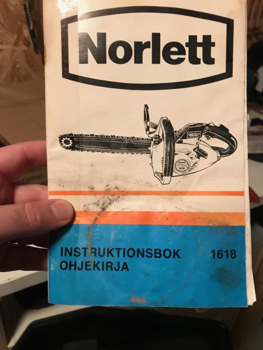 Instruktionsbok för Norlett 1618 med bild av motorsåg, sliten omslagssida med logotyp.
