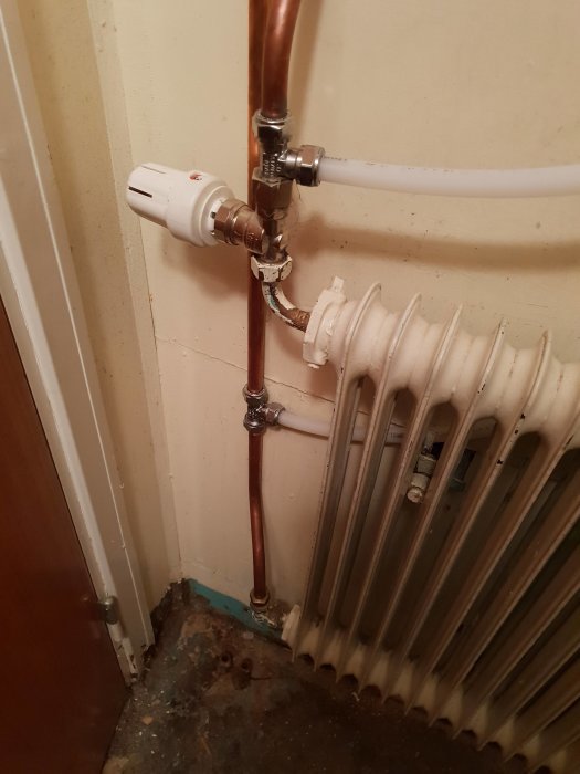 Installation av ett element med kopplingar i botten och termostatventil, fråga om korrekt anslutning.