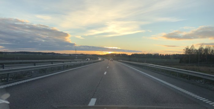 Solnedgång sett från bilfönster på motorväg mot Västerås.