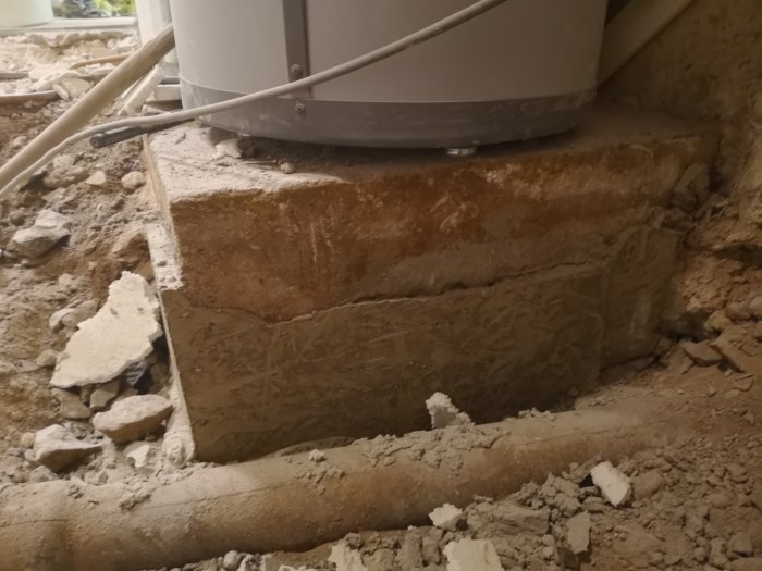 Rivningsarbete med berg, expanderande kärl för brine och kanalfläkt, dammigt byggarbetsmiljö.