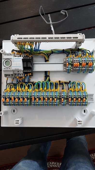 Elektrisk styrcentral med tidur, säkerhetsbrytare och terminalblock för ytterbelysning.