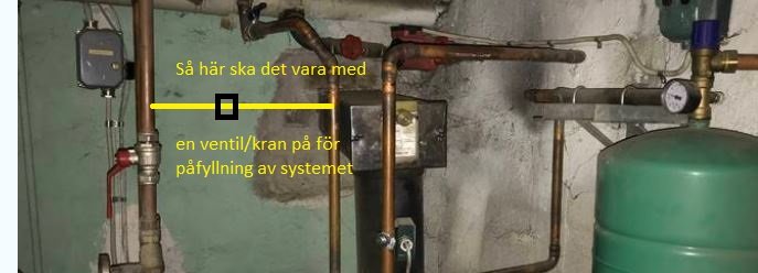 Närbild på rörkopplingar och ventiler vid en värmeanläggning, med markerad plats där påfyllningsventil saknas.