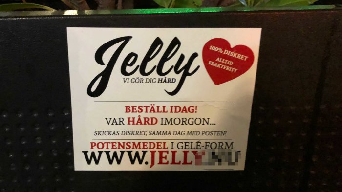 Klistermärke med reklam för en produkt från 'Jelly' på en mörk yta, potensmedel i geléform med hemsidans URL.