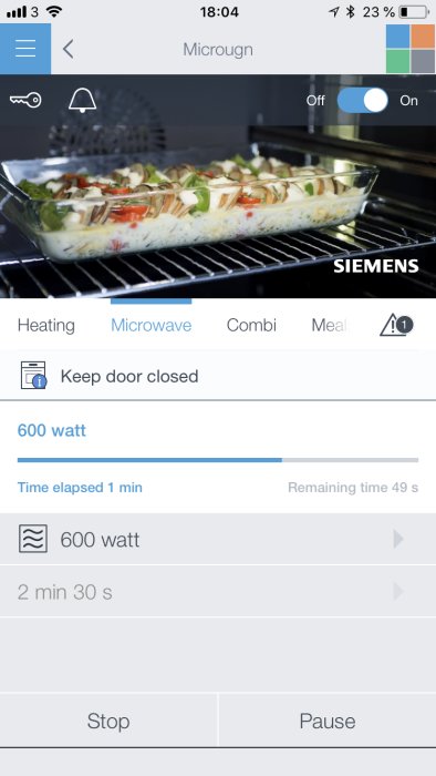 Smartphone-app som visar status för en maträtt i en Siemens mikrougn med tiden och effektinställningar.