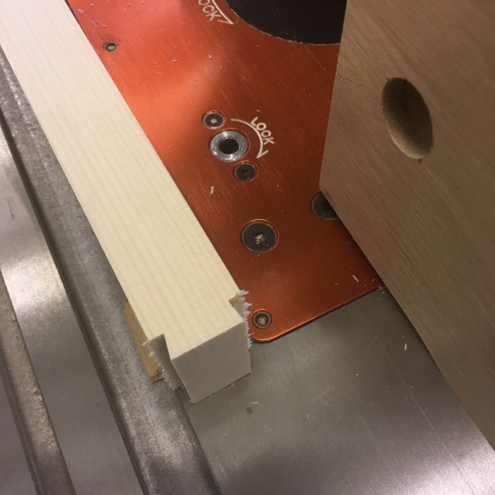 Hyvlat trästycke med avfasade ändar vid uppbyggnad av massivförvaring.