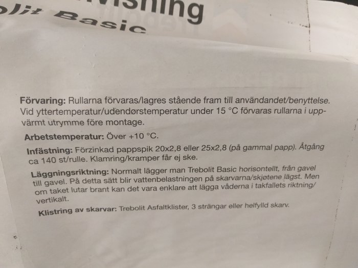 Instruktioner för förvaring och montering av takpapp, med rekommendationer för temperatur och spikning.