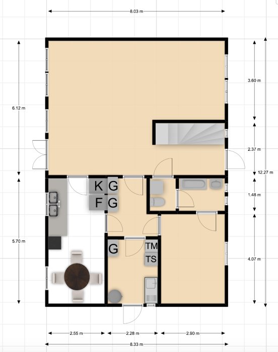 Översikt av ett hus med alternativ planlösning inklusive dimensioner, markeringar för kök, badrum och andra rum.