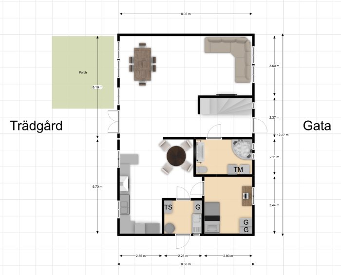 Alternativ planlösning av ett hus med möblerade rum, kök, förslag på större badrum, tvättmaskin och markeringar för trädgård och gata.