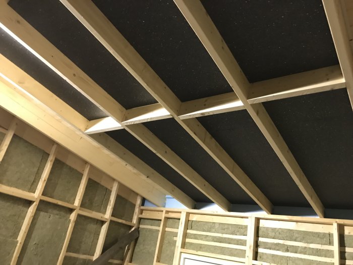 Isolering av oisolerat tak med cellplastskivor och läkt i en konstruktionsfas.