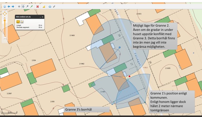 Karta som visar tomtindelning, potentiella borrhålspositioner och grannkonfliktområden för ett byggprojekt.