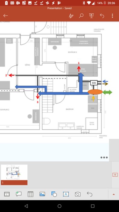 Ritning av husplan med markerade rördragningar och frånluftsplacering i orange, riktningar anges med röda och gröna pilar.