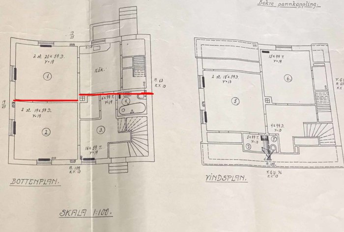 Ritade planlösningar av ett bottenplan och ett vindsplan, med bärande väggar markerade i rött.