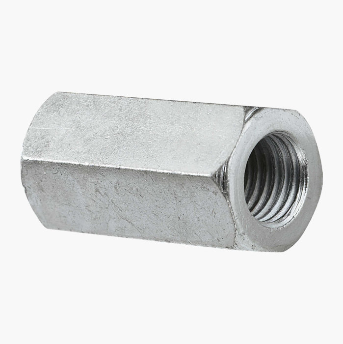 En förlängningsmutter M6 i metall på vit bakgrund.