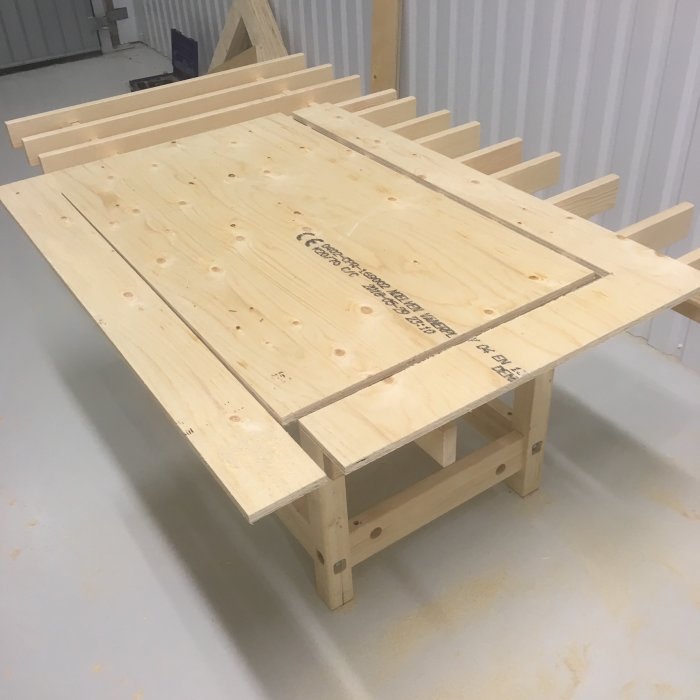 Träarbetsbänk i konstruktion med ribbotten och påbörjade hyllor.