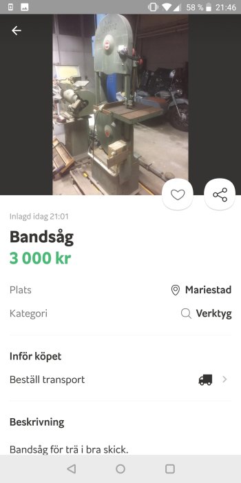 Begagnad bandsåg för trä i ett garage, modell och pris presenteras i annons.