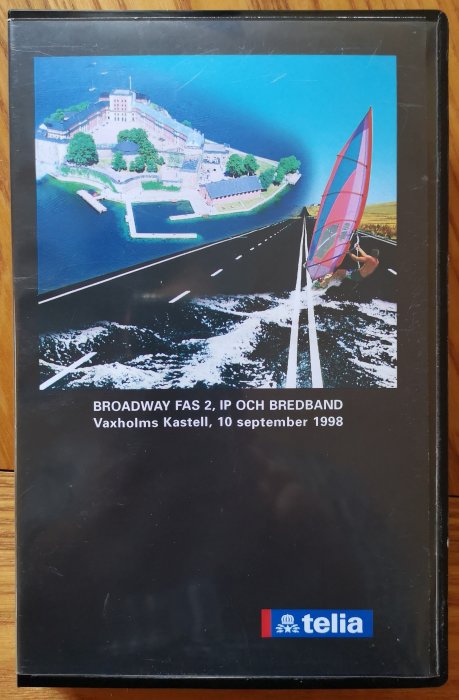 VHS-omslag för "BROADWAY FAS 2, IP OCH BREDBAND" med bild av Vaxholms Kastell och en surfare, daterad 10 september 1998.