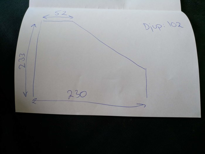 Enkel handritad skiss av en dörrsett från framifrån med måtten 230x233 och en diagonal på 102 cm.