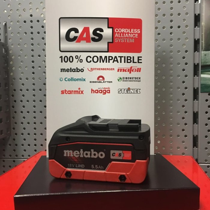 Metabo 18V LiHD 5.5Ah batteri framför CAS-märkt (Cordless Alliance System) kompatibilitetsskylt.